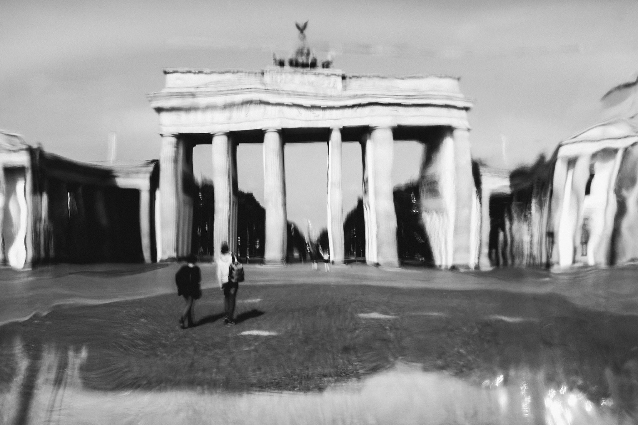 Krzywe Linie Proste - ludzie przed Bramą Brandenburską w Berlinie