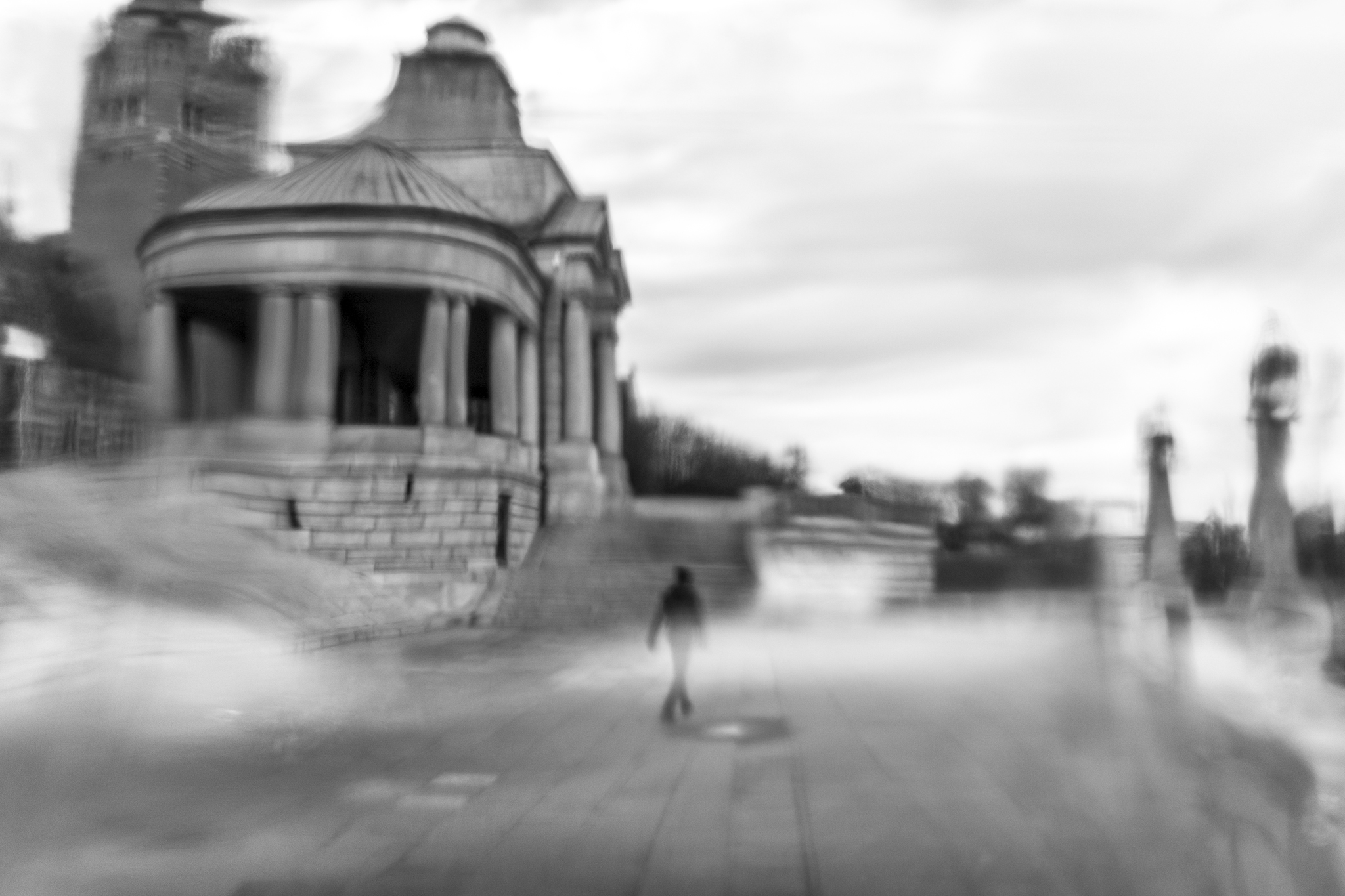 Krzywe Linie Proste - człowiek idący na Wałach Chrobrego w Szczecinie