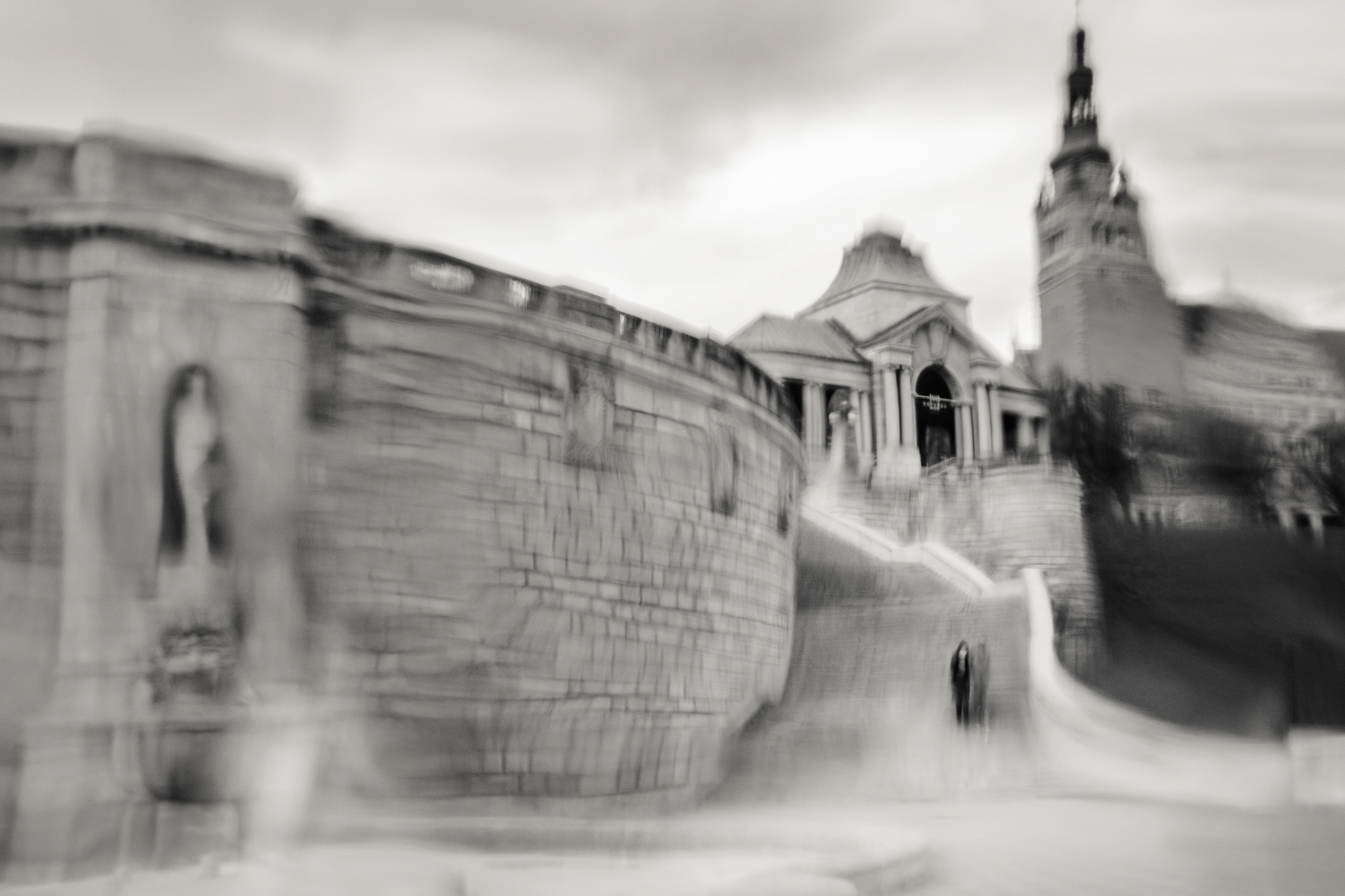 Krzywe Linie Proste - ludzie schodzący po schodach