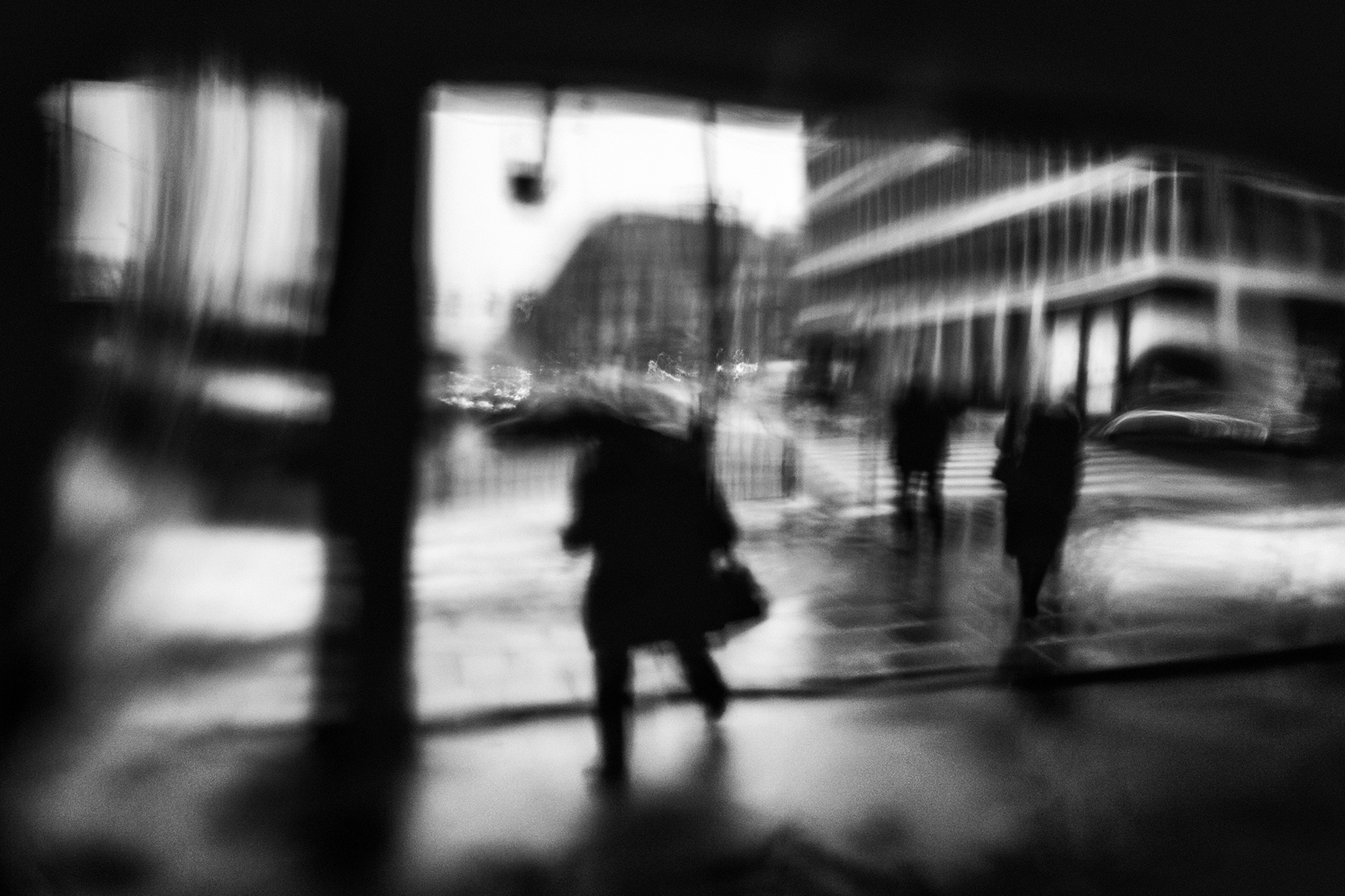 Krzywe Linie Proste - człowiek z parasolką spacerujący pod Arkadami