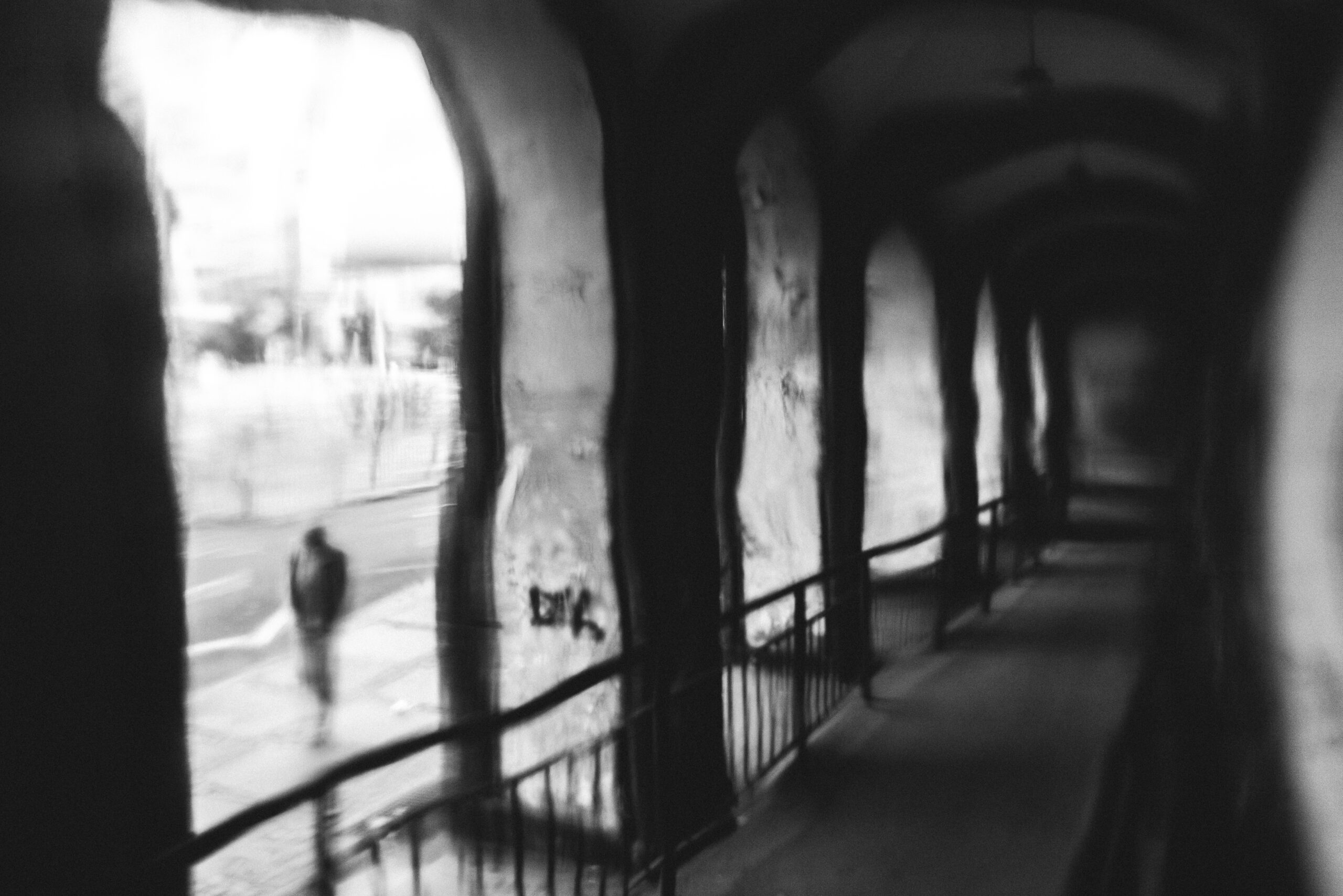 Krzywe Linie Proste - człowiek idący wzdłuż wyraźnych, rytmicznych łuków