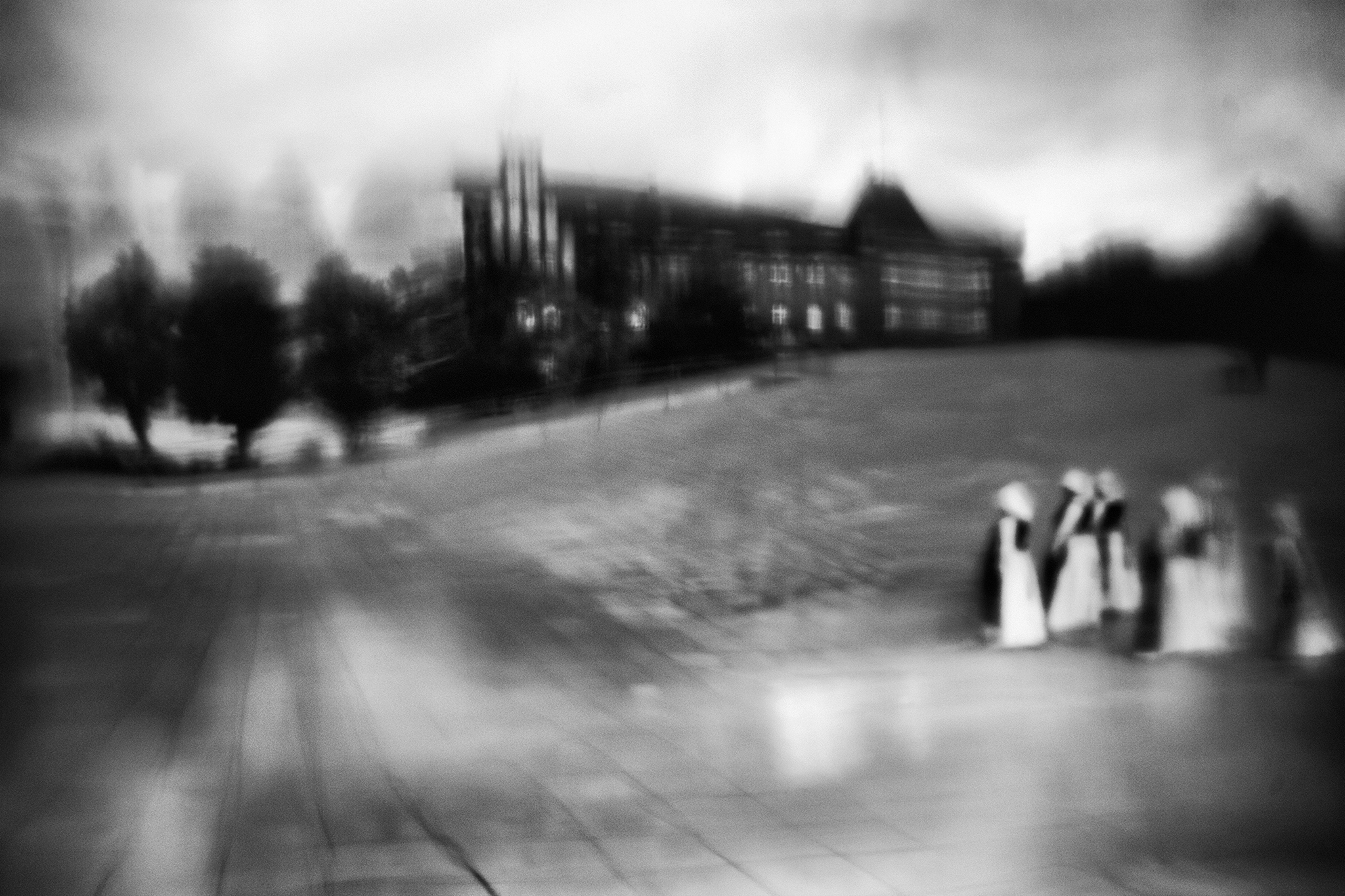 Krzywe Linie Proste - kobiety spacerujące przy budynku filharmonii w Szczecinie