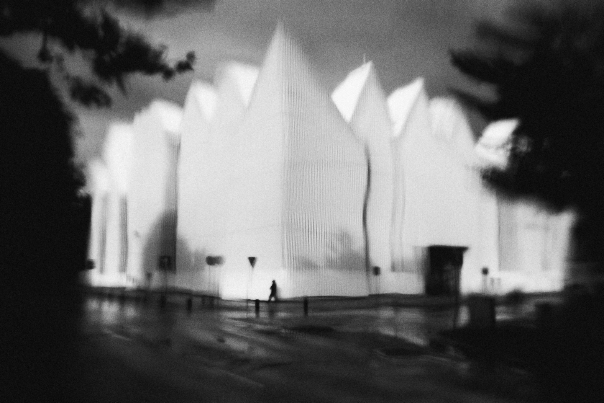 Krzywe Linie Proste - człowiek idący przy filharmonii w Szczecinie