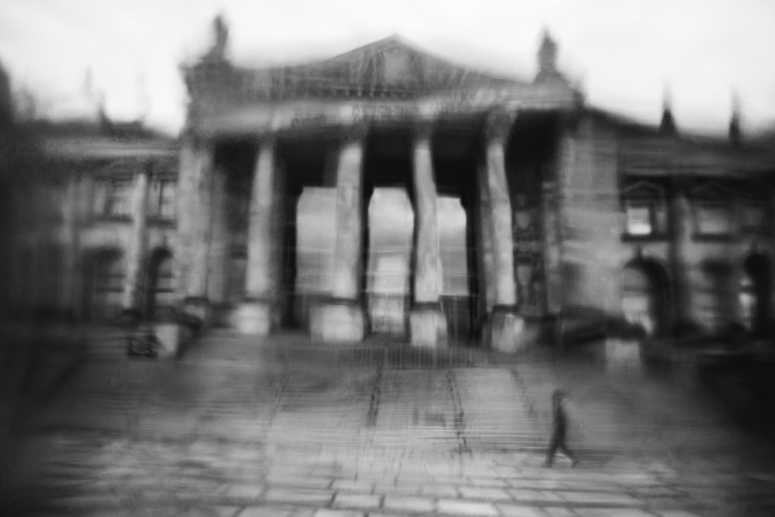 Krzywe Linie Proste - człowiek spacerujący przed budynkiem Reichstagu w Berlinie