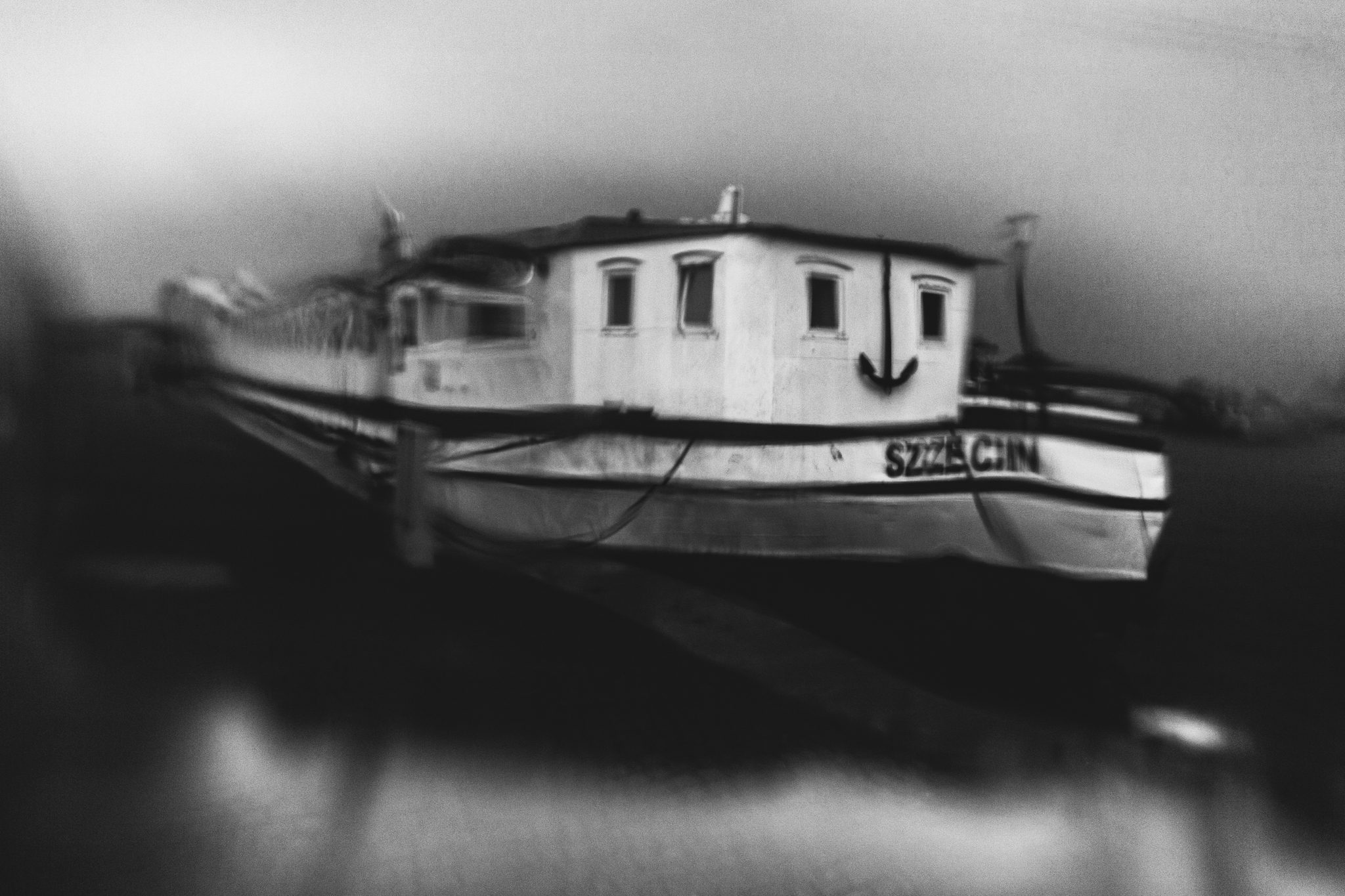 Krzywe Linie Proste - barka z napisem Szczecin