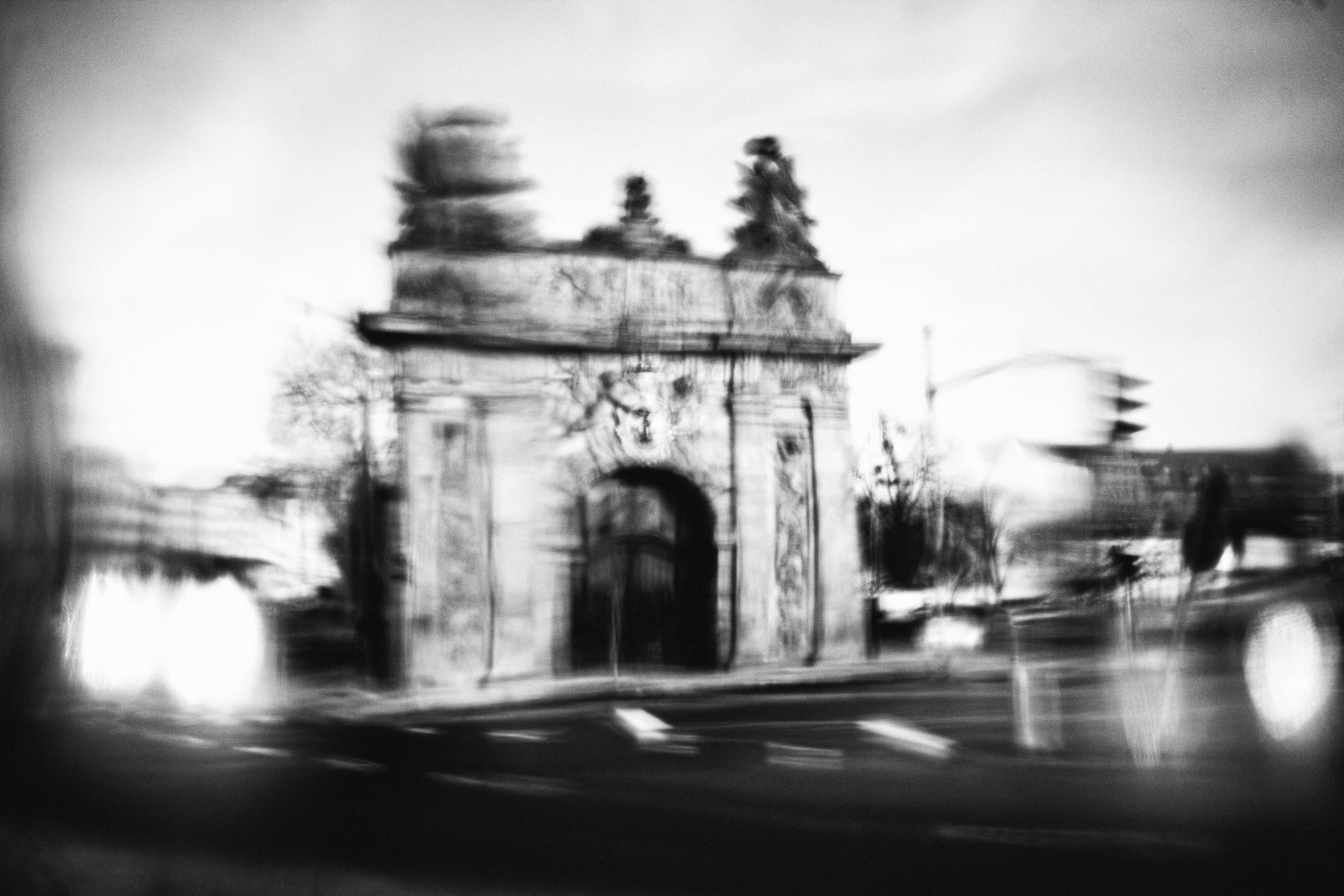 Krzywe Linie Proste - Brama Królewska w centrum miasta