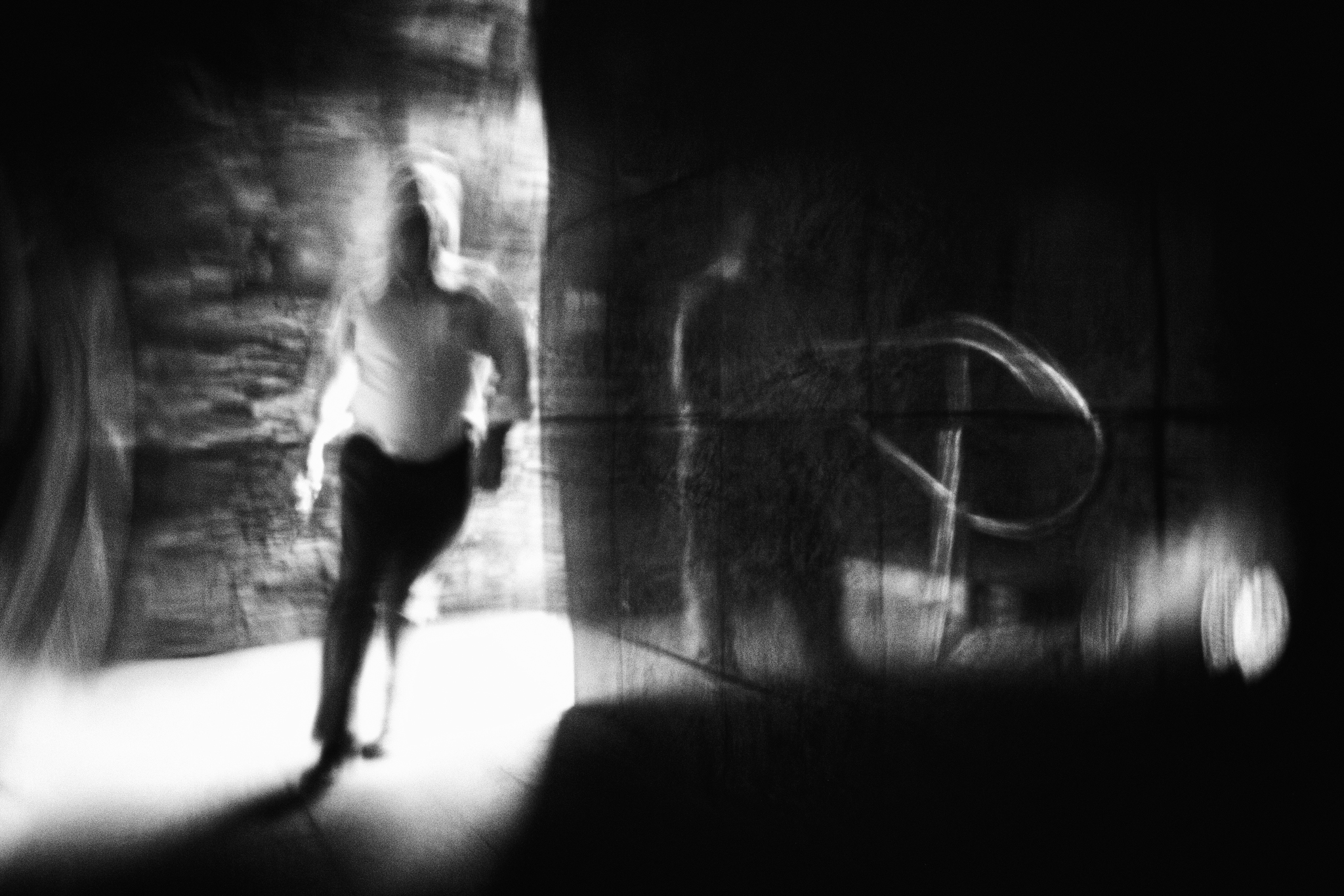 Krzywe Linie Proste - człowiek w odbiciu