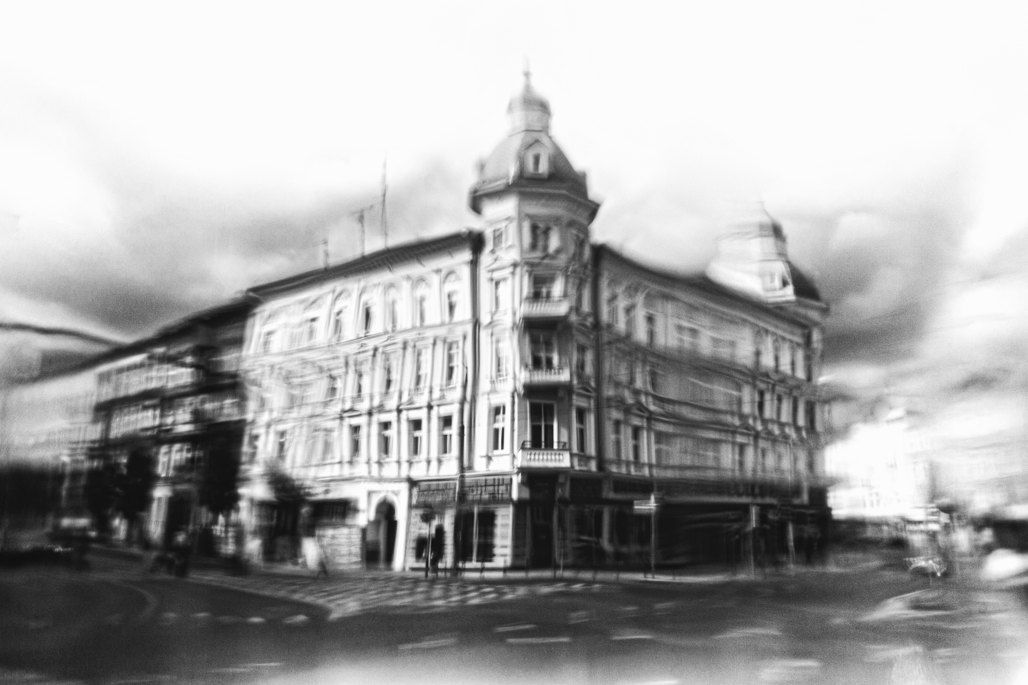 Krzywe Linie Proste - centrum miasta budynek przy głównym skrzyżowaniu