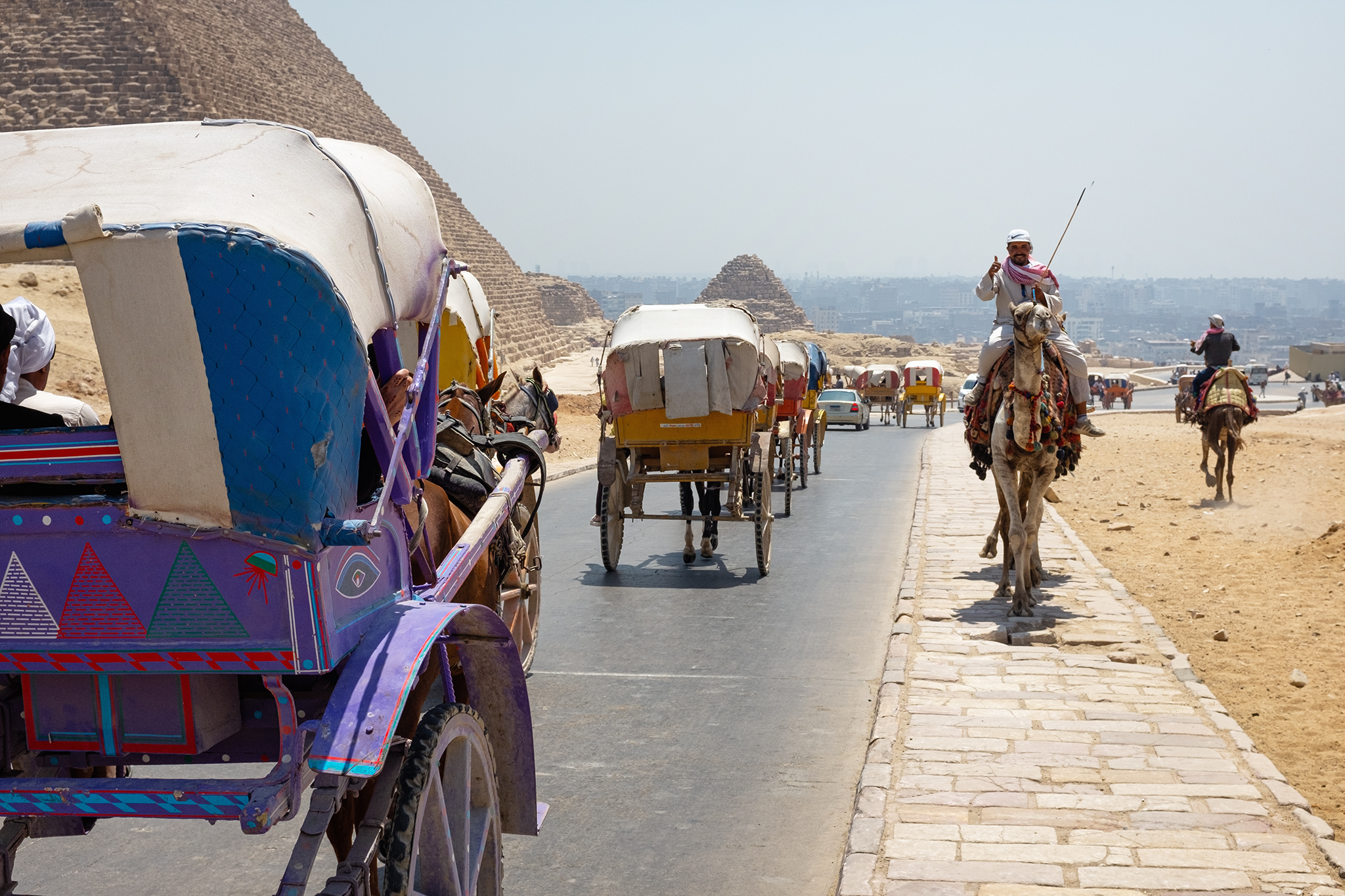 Piramidy w Gizie w naturalnym świetle