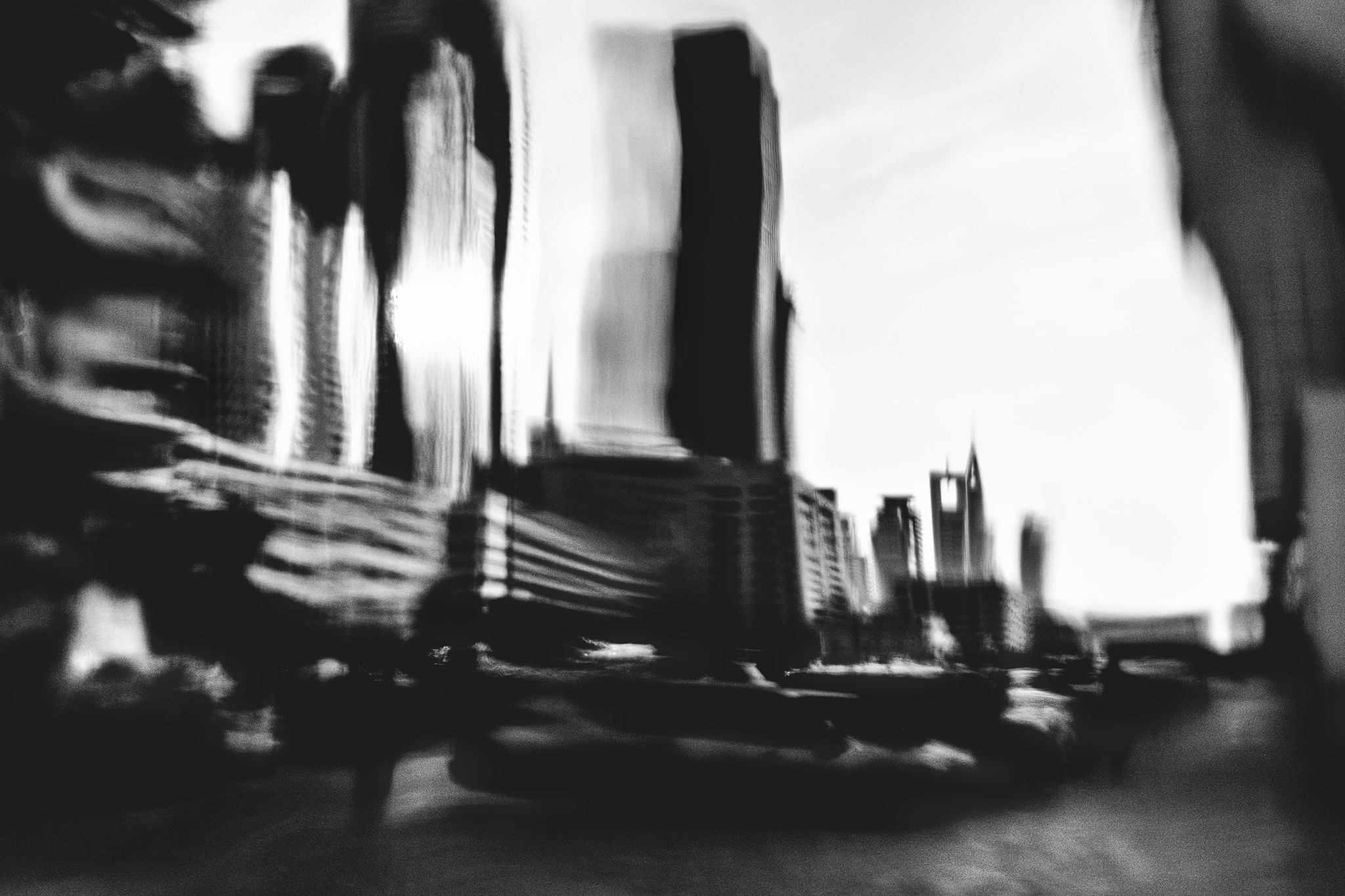 czarno-biała fotografia Dubaju, rozmyta architektura miasta