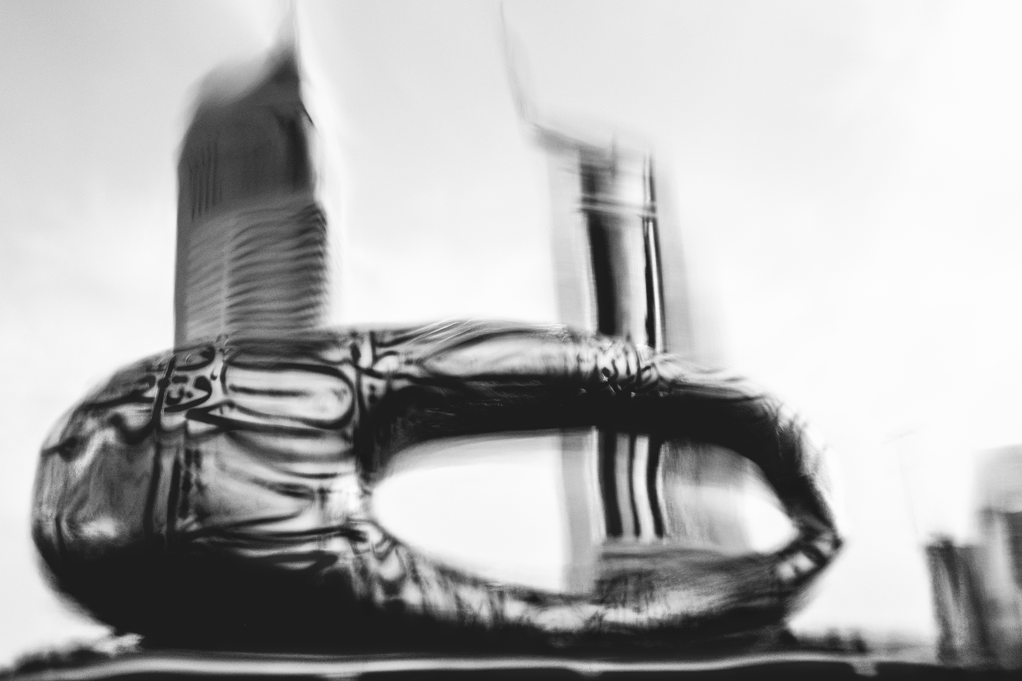 czarno-biały Dubaj, dynamiczny kadr miejski z ruchem