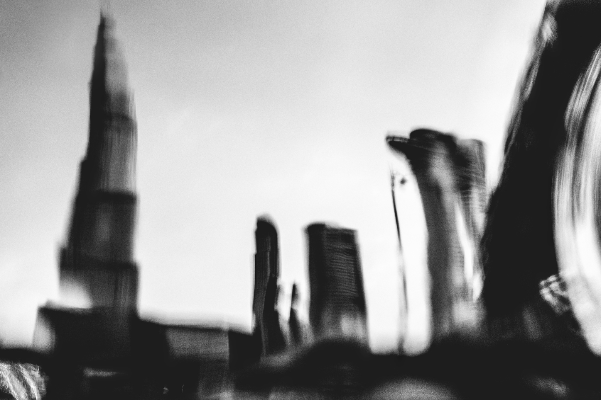 czarno-biała fotografia uliczna Dubaj, linie miasta i rozmycie
