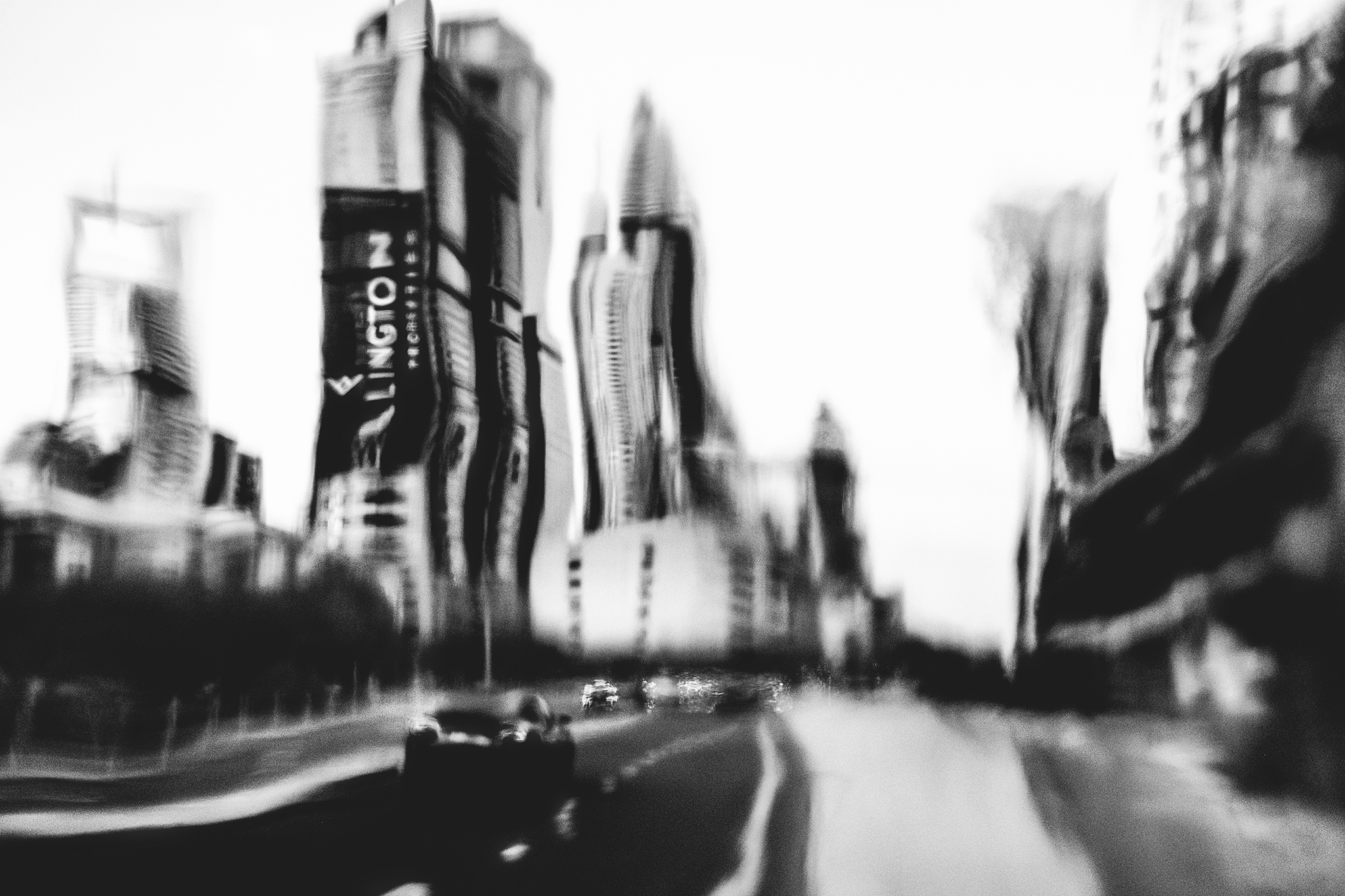 czarno-biała fotografia uliczna Dubaj, linie miasta i rozmycie