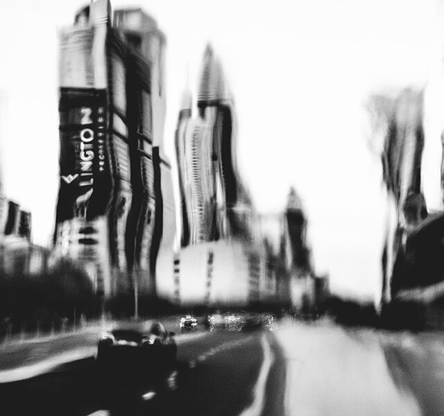 czarno-biała fotografia uliczna Dubaj, linie miasta i rozmycie